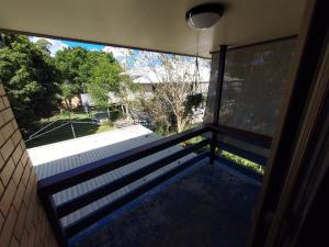 Un balcón de una casa con una gran ventana en Avondale Apartment en Lismore