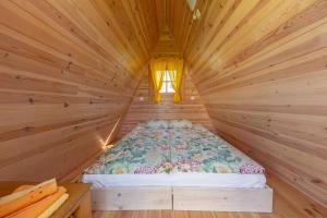 普雷德沃爾的住宿－Glamping Mohorjev grunt，配有窗户的小木屋内的一张床位