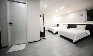 Postel nebo postele na pokoji v ubytování Busan Seomyeon Broa Hotel
