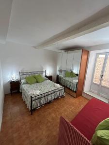 - une chambre avec 2 lits et une grande fenêtre dans l'établissement Aura Entis, à Canino