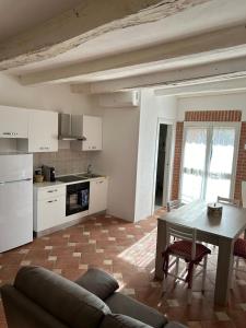 - une cuisine avec un canapé et une table dans une chambre dans l'établissement Aura Entis, à Canino