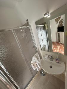 La salle de bains est pourvue d'une douche, d'un lavabo et d'un miroir. dans l'établissement Aura Entis, à Canino