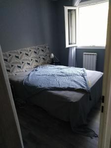 uma cama num quarto com uma janela em la maison du verseau em Saint-Maime