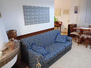 sala de estar con sofá azul y mesa en CASA FIGUS Via Roma 20 Narbolia, en Narbolia