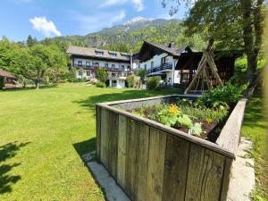 un jardin dans une clôture devant une maison dans l'établissement Gästehaus Pernull, à Hermagor