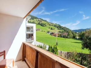 balcón con vistas a un campo verde en Pretty Apartment in Oberau with Infrared Sauna, en Oberau