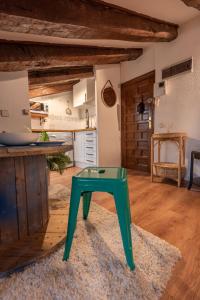 マドリードにあるPuerta del Sol, Km 0のキッチン付きの客室で、緑のスツールが備わります。