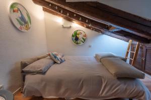 マドリードにあるPuerta del Sol, Km 0の枕2つが備わるドミトリールームのベッド1台分です。