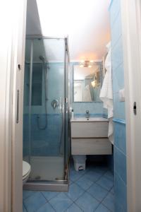 y baño con ducha, lavabo y aseo. en Rd Guest house, en Isquia