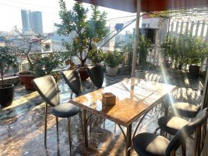 einen Tisch und Stühle auf dem Balkon in der Unterkunft Đông Đô Hotel in Haiphong