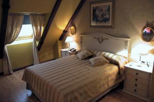 sypialnia z dużym łóżkiem i 2 szafkami nocnymi w obiekcie Hotel Santiago w mieście Benavente