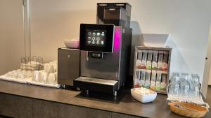 Melvi Hotel Göppingen في غوبينغِن: وجود آلة لصنع القهوة في الأعلى على منضدة