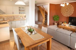 uma cozinha e sala de estar com uma mesa e um sofá em Apartmán Naděje em Luhačovice