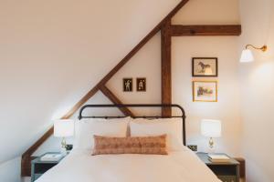 En eller flere senge i et værelse på Buckingham Mews_Stone Cottage 4