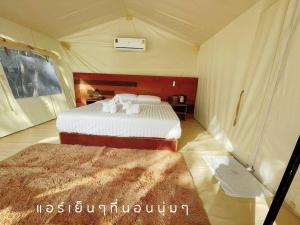 ลูกช้างเขาใหญ่แคมป์客房内的一张或多张床位