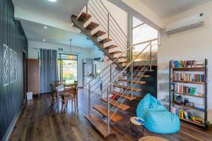 eine Treppe in einem Haus mit einem Esszimmer und einem Tisch in der Unterkunft Keenoo Villa - An elegant villa in a calm area in Pamplemousses Village