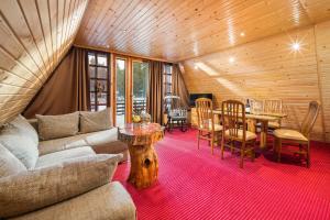 uma sala de estar com um sofá e uma mesa em Chalet Musala em Borovets