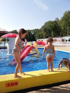 Bazén v ubytování Chalet Luxe nebo v jeho okolí