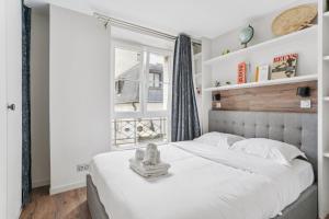 パリにあるRepublique & Le Marais - CityApartmentStayのベッドルーム(大きな白いベッド1台、窓付)