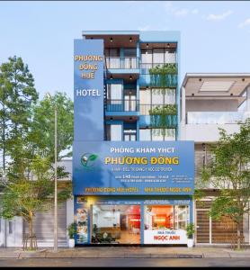 un edificio con un cartel para un hotel phuket en PHƯƠNG ĐÔNG HUẾ HOMESTAY, en Hue