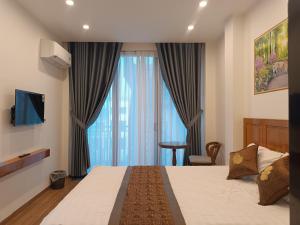 Habitación de hotel con cama y ventana en PHƯƠNG ĐÔNG HUẾ HOMESTAY en Hue