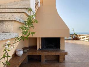 a fireplace in the side of a building at La terrazza sul porto in Anzio