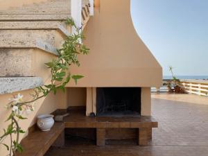 a fireplace on the side of a building at La terrazza sul porto in Anzio