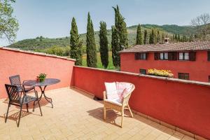 un patio con tavolo e sedie sul balcone. di Agriturismo Collelignani a Spoleto