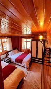 a bedroom with two beds in a boat at Ayder Avusor Hotel in Ayder Yaylasi