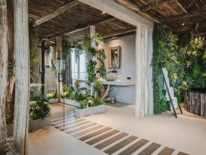 uma casa de banho com plantas nas paredes em Van der Valk Hotel Dordrecht em Dordrecht