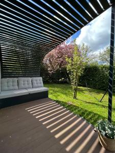 un patio con un sofá blanco sentado en una terraza en Tinyhouse Friesland, 
