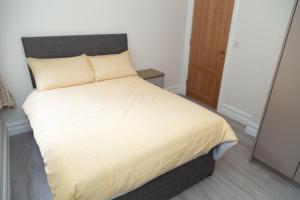 Rúm í herbergi á Unit 1 Island View Apartments - Town Centre Walk To Everything