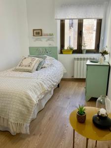 a bedroom with a bed and a table at SANTA LUCÍA Garaje privado in Zamora