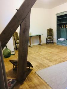 Cette chambre dispose d'une cheminée, d'une table et de chaises. dans l'établissement Les Remparts, à Châteauneuf-du-Faou