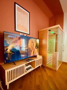 Телевизор и/или развлекательный центр в Vermaaten Boutique Suites Amber