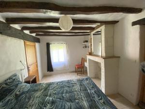a bedroom with a bed in a room with a ceiling at Au Chêne Gauthier in Pouillé