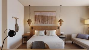 アデへにあるAluaSoul Costa Adejeのベッドとソファ付きのホテルルーム