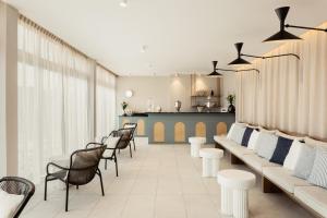Ein Sitzbereich in der Unterkunft Emeria Dinard Thalasso Spa