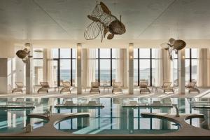 Ein Restaurant oder anderes Speiselokal in der Unterkunft Emeria Dinard Thalasso Spa 