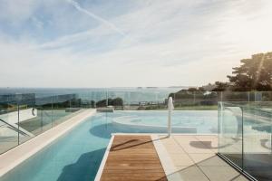 Der Swimmingpool an oder in der Nähe von Emeria Dinard Thalasso Spa
