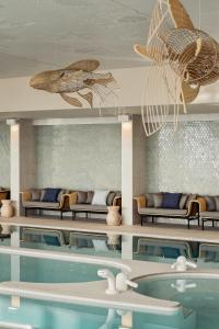 Der Swimmingpool an oder in der Nähe von Emeria Dinard Thalasso Spa