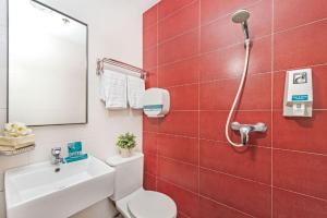 La salle de bains est pourvue de toilettes et d'un lavabo. dans l'établissement Hotel 81 Heritage, à Singapour