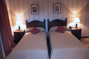 Łóżko lub łóżka w pokoju w obiekcie Hotel Santiago
