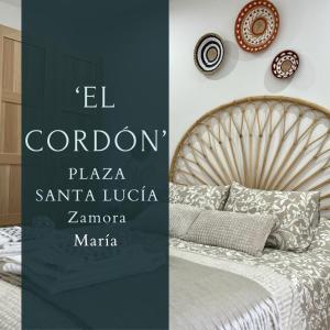 ein Schlafzimmer mit einem Bett und einem Schild, das El corazon plaza santa liest in der Unterkunft SANTA LUCÍA Garaje privado in Zamora