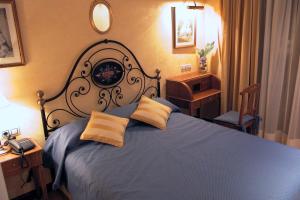 Łóżko lub łóżka w pokoju w obiekcie Hotel Santiago