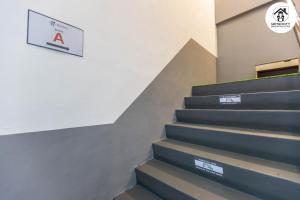 um sinal na parede acima das escadas num edifício em MetroCity Backpackers em Kuching