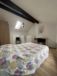 - une chambre avec un grand lit et une couverture colorée dans l'établissement Maison atypique à colombage Poitiers Centre, à Poitiers