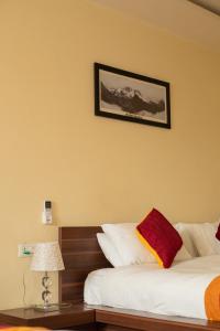 Rúm í herbergi á Hotel Edingo Inn