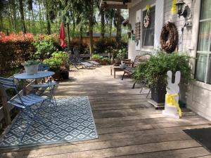 een veranda met stoelen en een tafel op een huis bij Chalet Luxe in Zutendaal