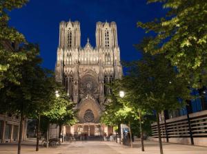 a large cathedral with two towers at night at Détente & Spa in Villers-Allerand